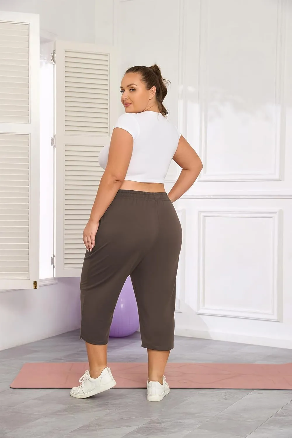 Plus Size Capri Pants for Women Loose Fit Yoga Pants with Pockets Workout Activewear Sweatpants